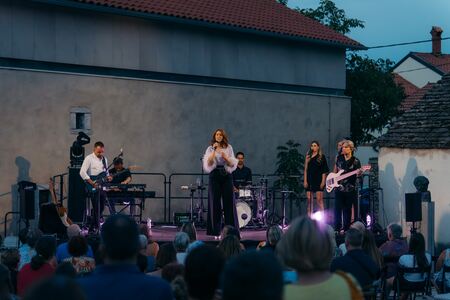 XOD-PRESS-Eva Boto – OBARVAJ SVET Z LJUBEZNIJO-4